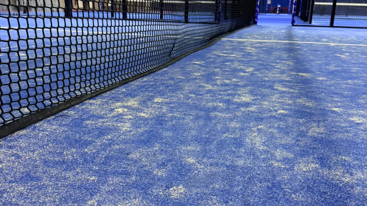 Detail van het net op een lege indoor padelbaan