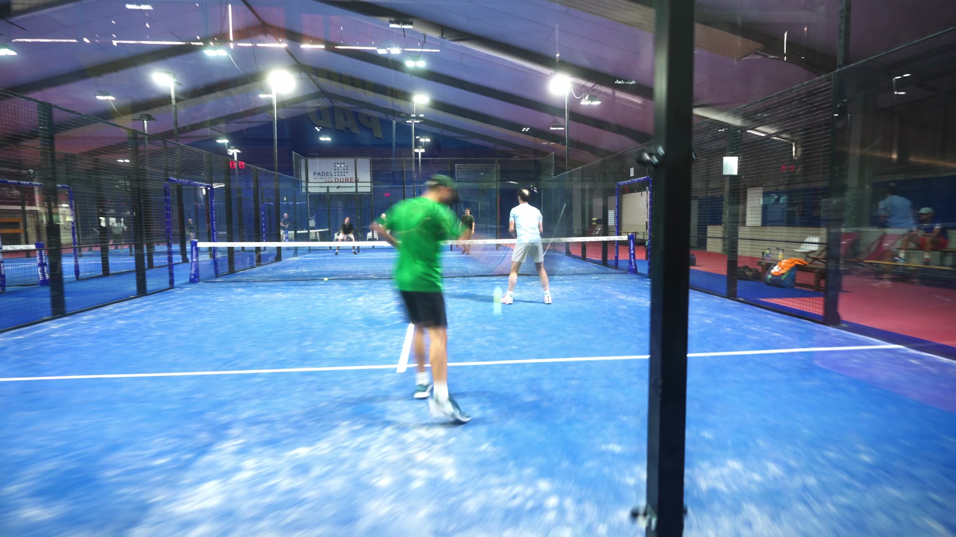 Spelers op een van de vier indoor padelbanen van Van Duren