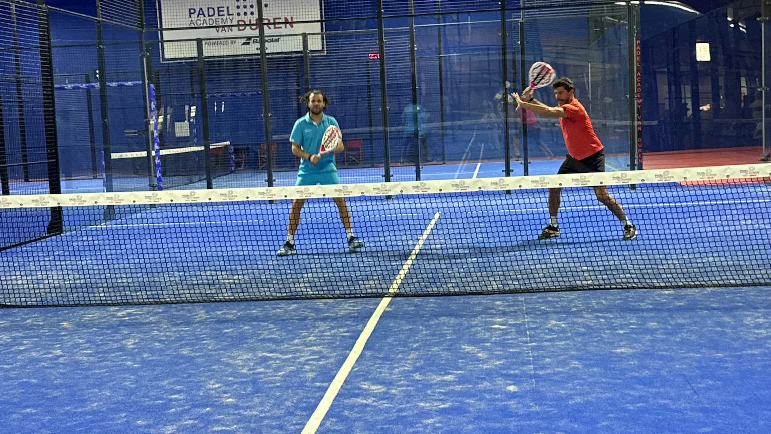 Twee spelers in een rally op een van de indoor banen