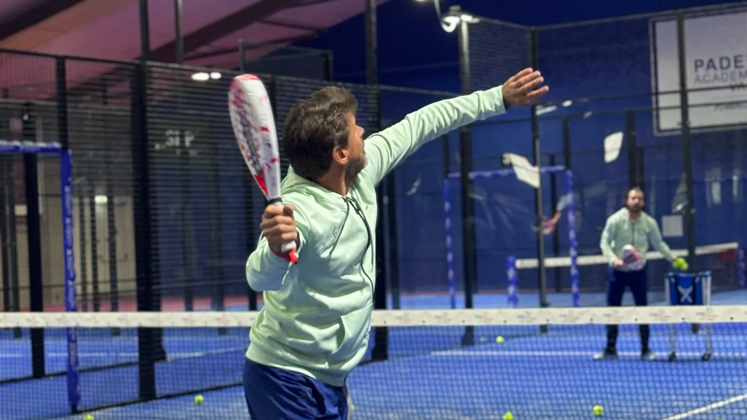 Trainer van Van Duren strekt zich uit voor een smash tijdens een training