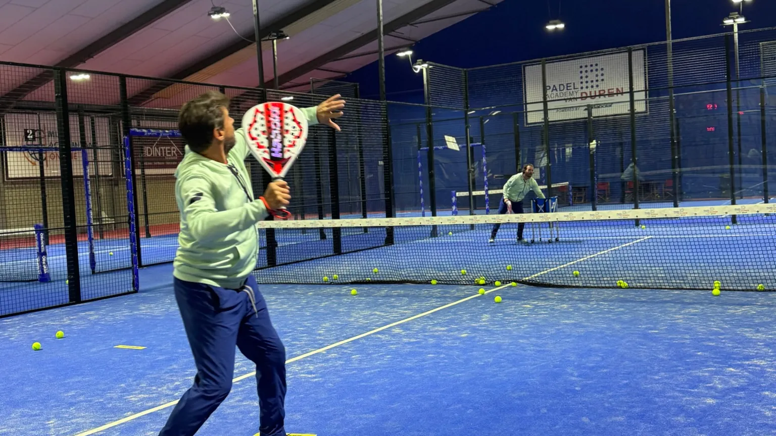 Trainer van Van Duren slaat een bal tijdens een training